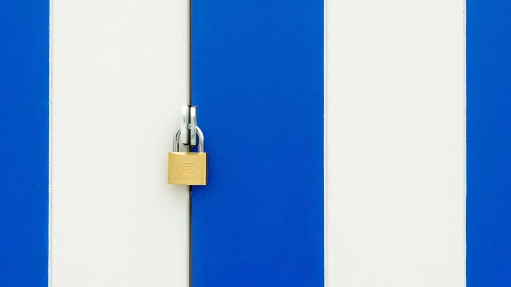 Vorhängeschloss an einer blau-weißen Tür