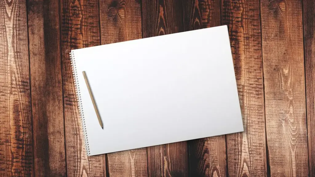 Leerer Notizblock mit Bleistift auf Holztisch