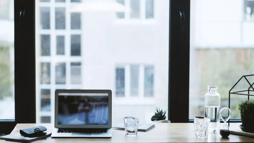 Aufgeklappter Laptop auf einem Schreibtisch