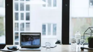 Aufgeklappter Laptop auf einem Schreibtisch