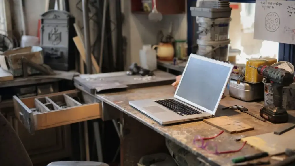 Laptop auf einem Werkstatttisch