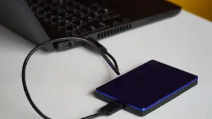 Externe Festplatte an einem Laptop für die Datensicherung