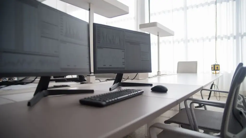 Mehrere Monitore auf einem Büroschreibtisch