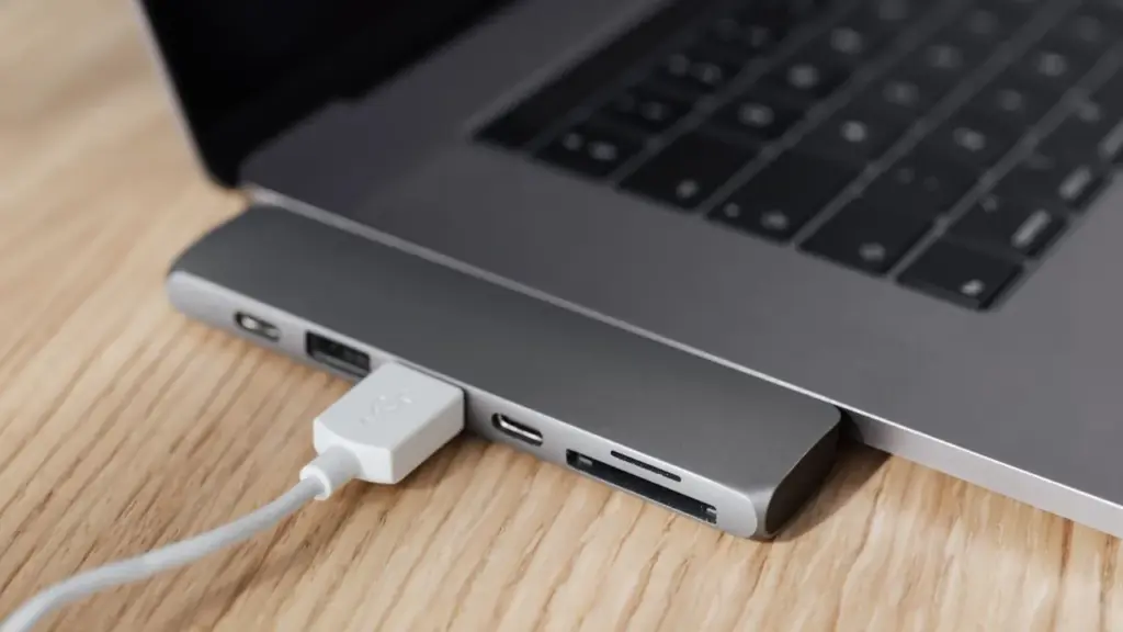 USB-C-Kabel an einem Laptop-Anschluss