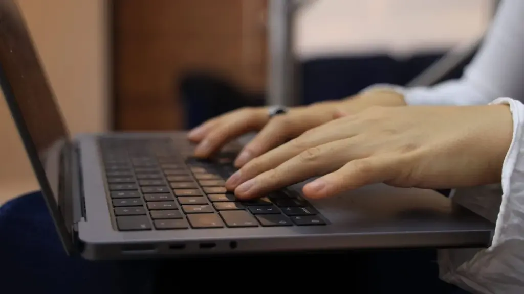 Hände auf der Tastatur eines Laptops