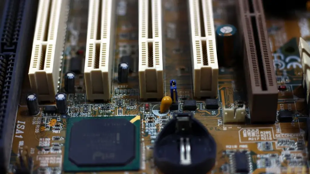 Hauptplatine eines Computers mit Steckplätzen und BIOS-Batterie