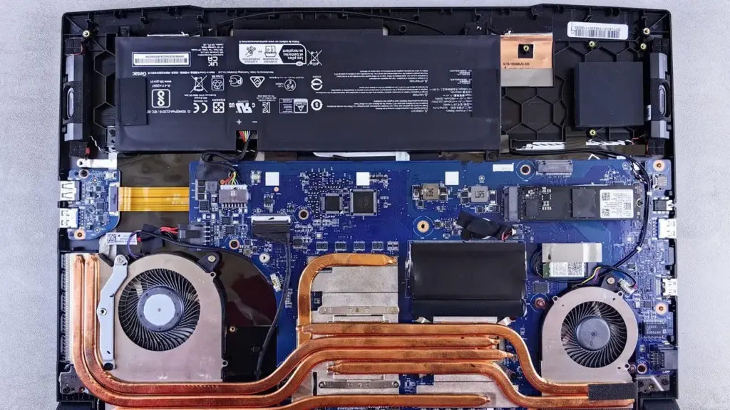 Geöffneter Laptop mit Lüftern und Heatpipes der Kühlung